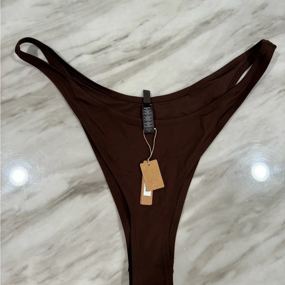 SKIMS Bikini Set bra size 4x and bikini is size 3